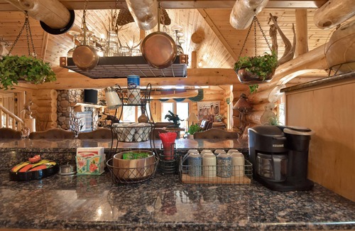 Highland Pines Cabin | Tombstone Hideaway*Mountain Cabin Retreat* Large Gatherings* Peaceful Getaway*