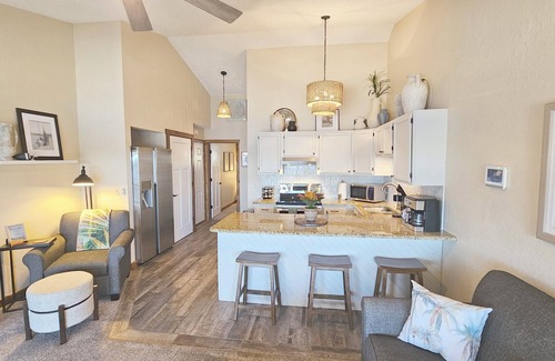 Osage Beach Condo | Tommy’s Place - Waterfront Escape with King Bed & Tropical Vibes