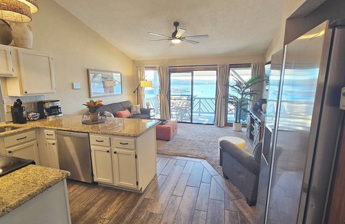 Osage Beach Condo | Tommy’s Place - Waterfront Escape with King Bed & Tropical Vibes