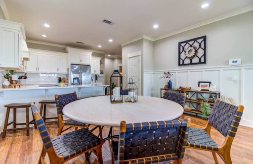 Shoreline Park House | Took the Bayt | Waterfront Holiday & Mardi Gras Escape