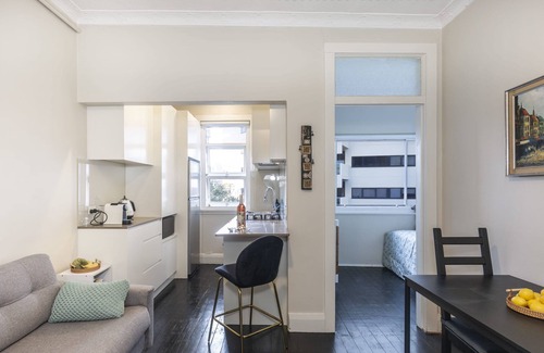 Darlinghurst Apartment | Top Floor 1 Bedroom Apt Sunroom, Close To CBD