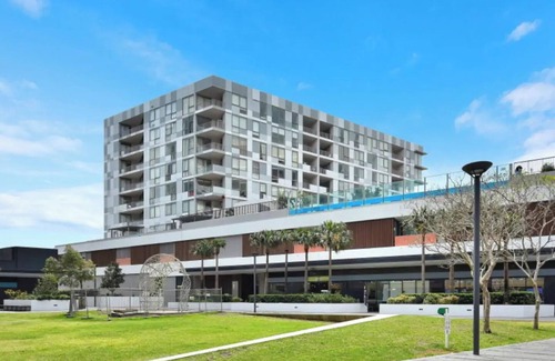 Wolli Creek Apartment | Top Floor 2BR Pool, Gym, Parking | Airport, City