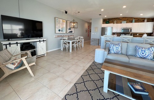 Indian Rocks Beach Condo | Top Floor- 5 Star - Indian Rocks Beachfront Fan Favorite!