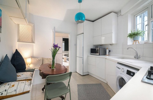 Belsize Apartment | Top-Floor Apartment w/Balcony & Rooftop