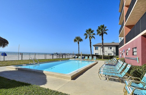 North Redington Beach Condo | ☀Top Floor🏖️Beachfront🌴 Emerald Isle 601🐬Heated Pool🌊Directly on the Sand