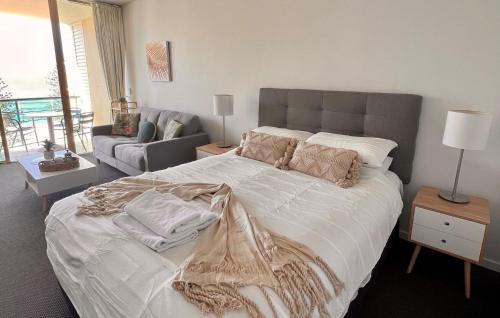Mooloolaba Apartment | Top Floor Beachside Apartment in the Heart of Mooloolaba