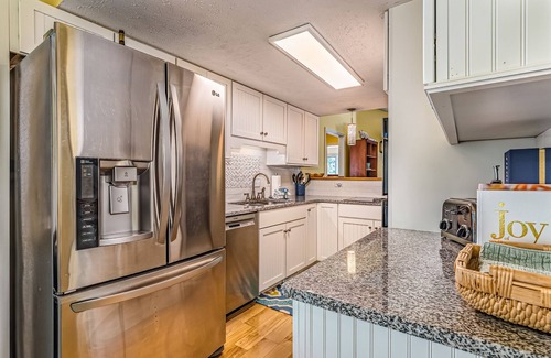 Southport Condo | Top floor condo with community pool in Royal James BHI! Two golf carts and access to BHI Club