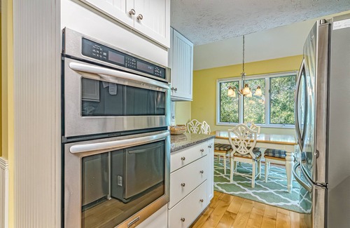 Southport Condo | Top floor condo with community pool in Royal James BHI! Two golf carts and access to BHI Club