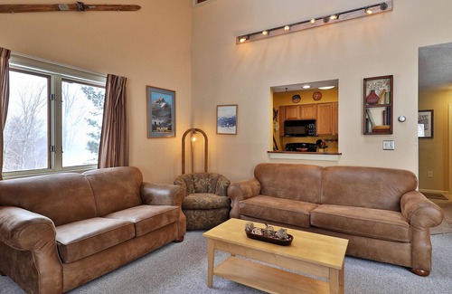 Ludlow Condo | Top-floor condo with fireplace, balcony, tennis, washer/dryer & WiFi
