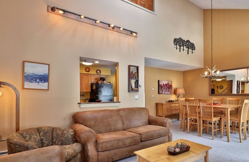 Ludlow Condo | Top-floor condo with fireplace, balcony, tennis, washer/dryer & WiFi
