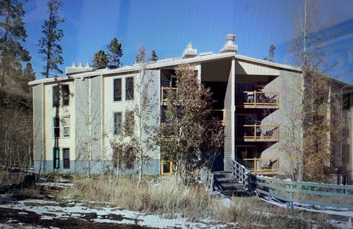 Wildernest Condo | Top Floor Getaway with Mountain Views