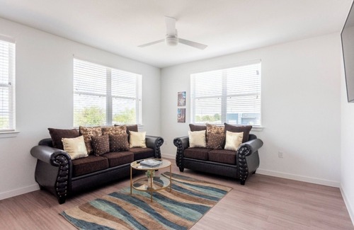 Kyle Apartment | Top Floor Luxury Apt w/Resort Style Pool Near Austin/Texas State University