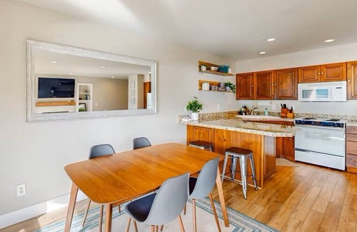 Chelan Condo | Top-Floor Newly Remodeled 2-bed Condo w/LAKE VIEW & ACCESS, Hot Tub & 5 Pools