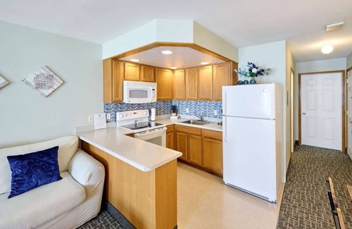 Lincoln City Condo | Top Floor Ocean View Suite - Sleeps Six - Pool & Hot Tub Access!