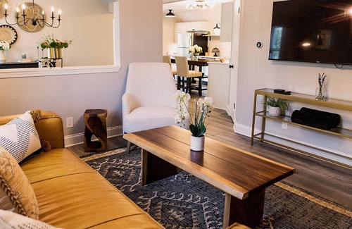 Geneva Apartment | Top floor of 2 flat! Newly remodeled 2 bed, 1.5 bath unit