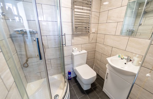 Selly Oak Apartment | Top floor studio close to the City!