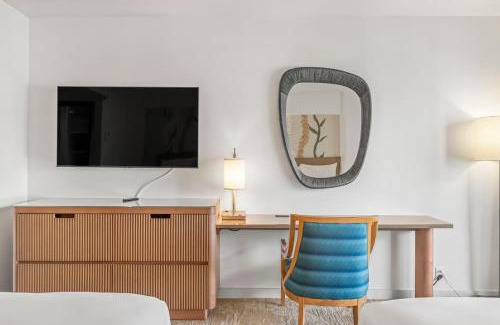 Ala Moana Apartment | Top Floor Studio with Balcony & Views 3528