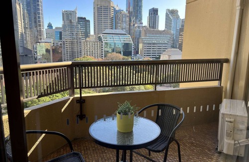 Darlinghurst Apartment | Top Floor Sydney Hyde Park with Balcony & Views