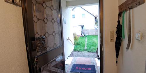 Kassel House | Top Komfort Apartment, 3 Zimmer inkl privater Küche und Bad WC, Erdgeschoss, inkl Frühstück und Getränke, Free WiFi, Parkplatz, Smart TV, Top Lage in Kassel, so Privat wie zu Hause