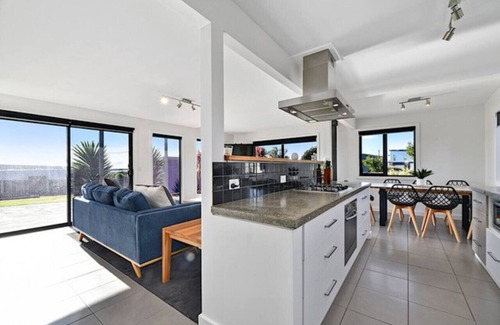 Akaroa House | Top Of The Bay-Akaroa-Close to Peron Dunes