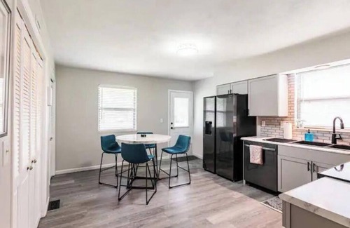 Belleville House | Top-rated gem: Games, coffee, & ample space for 4