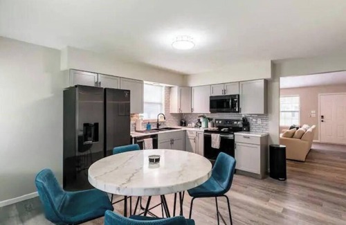 Belleville House | Top-rated gem: Games, coffee, & ample space for 4