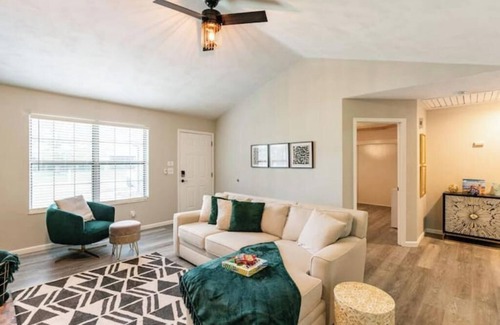 Belleville House | Top-rated gem: Games, coffee, & ample space for 4