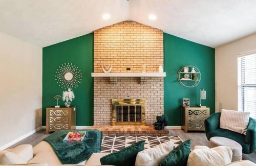 Belleville House | Top-rated gem: Games, coffee, & ample space for 4