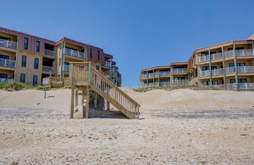 McCutcheon Field Condo | Topsail Paradise-Self Check-in and Steps to Beach!