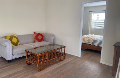 Torbay House | Torbay by the sea- self contained with parking, outdoor area and transport links