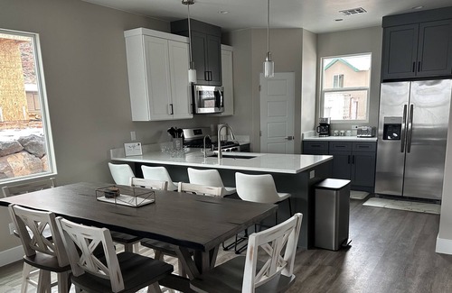 Hildale House | Toroweap, So Zion 4Bed, 3Bath, Hot Tub, Deck, Fire Pit