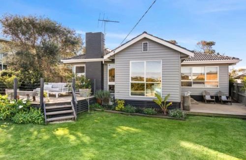 Torquay House | Torquay Springs with pool 600m to beach