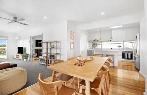 Torquay House | Torquay Springs with pool 600m to beach