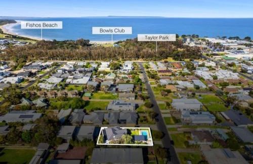 Torquay House | Torquay Springs with pool 600m to beach
