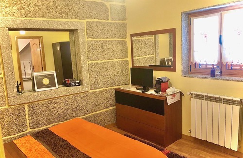 Celorico de Basto Bed & Breakfast | Torre da Quinta da Prelada with bathroom, private terrace and pool