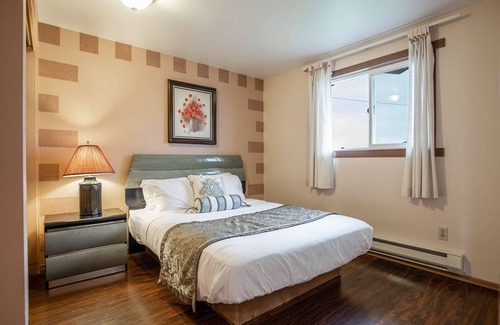 Ocean Shores Hotel | Tortuga - 1 Bedroom Suite with 3 Queen Beds at Wanderlust Inn, Pet Friendly