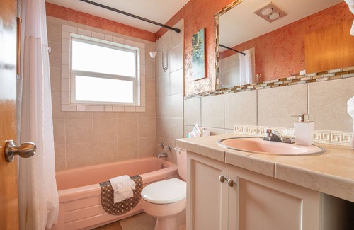 Ocean Shores Hotel | Tortuga - 1 Bedroom Suite with 3 Queen Beds at Wanderlust Inn, Pet Friendly