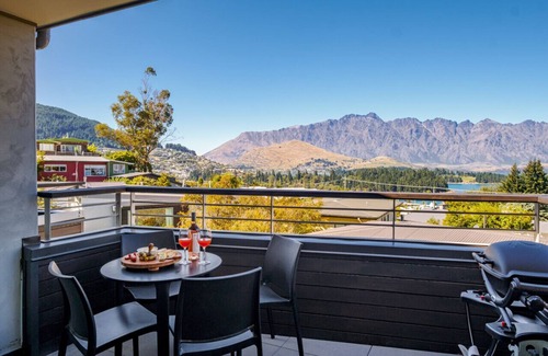 Queenstown Apartment | Toru Alpine Retreat | Central Queenstown | Garage Parking
