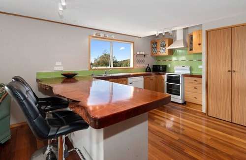 Ruakaka Cottage | Totara Ridge - Ruakaka Holiday Home