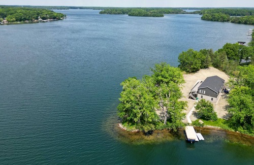 Annandale House | Totem Pole Point on Lake Sylvia