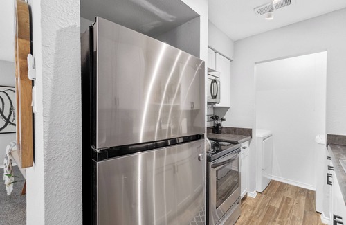 Central Arlington Apartment | Touchdown views + designer vibes 🏈⚾ Walk to games, chill in style—your fan HQ awaits! Gated Property!