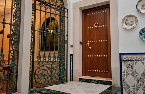 Distrito Centro House | Tourist House Plaza de la Magdalena. Historic helmet. Independent house. Playground