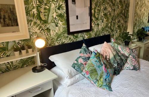 Wapping Apartment | Tower Bridge King Bed En-suite with Parking and Balcony