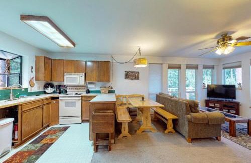 Ardenvoir House | Towering Pines Cabin & Game Room