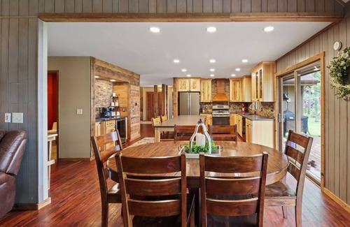 St Germain House | Towering Pines - Hiller Vacation Homes - Lost Lake Executive Home - Free WIFI