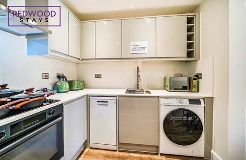 Rushmoor District Apartment | Town Center, FREE WiFi, 58 Inch TV, Balcony by Redwood Stays