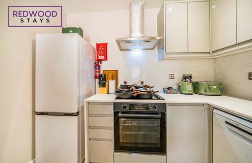 Rushmoor District Apartment | Town Center, FREE WiFi, 58 Inch TV, Balcony by Redwood Stays