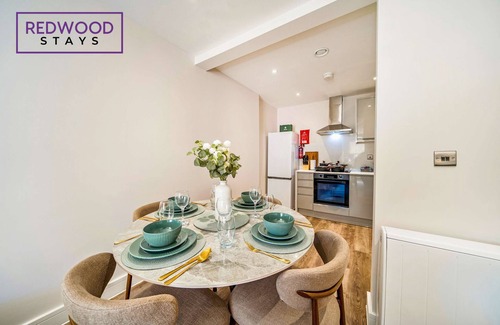 Rushmoor District Apartment | Town Center, FREE WiFi, 58 Inch TV, Balcony by Redwood Stays