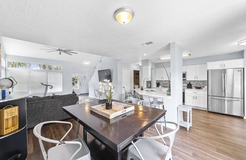 Sandalwood Apartment | Town Center Pool Home: Central
