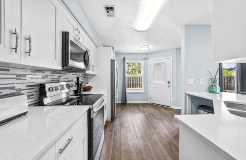 Sandalwood Apartment | Town Center Pool Home: Central